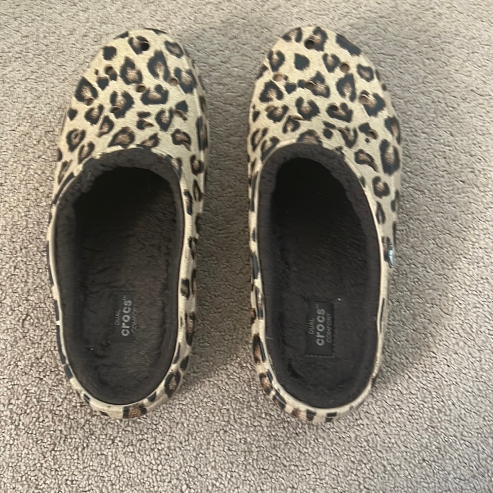 Cheetah, print, fuzzy crocs women’s size 8